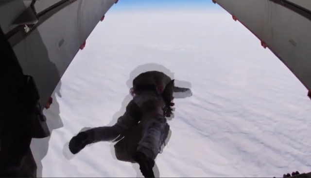 Lính dù Nga lập kỳ tích chưa từng có với màn nhảy dù từ độ cao 10 km ở Bắc Cực