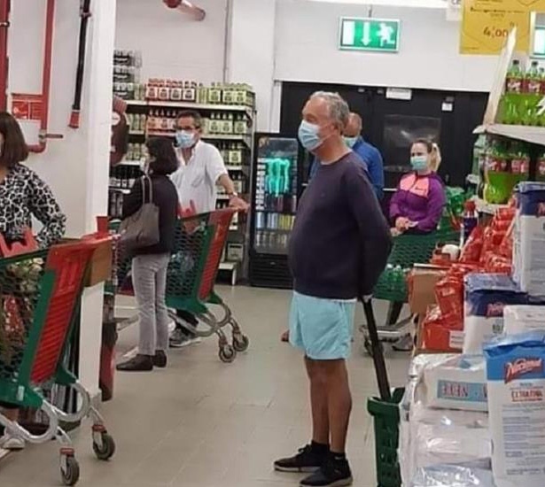 Tổng thống Bồ Đào Nha xếp hàng trong siêu thị mua đồ giữa mùa dịch