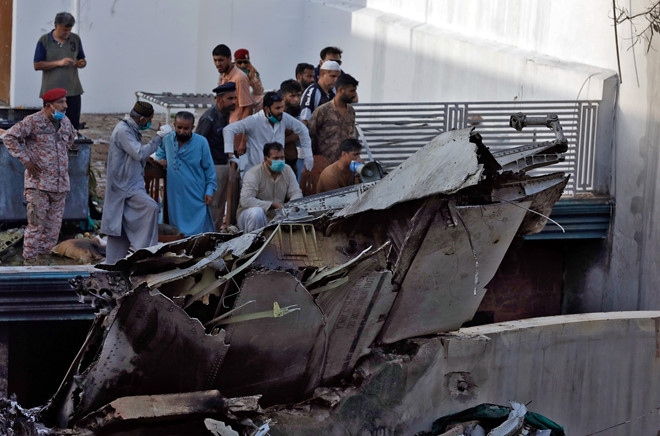 Pakistan cam kết điều tra minh bạch vụ rơi máy bay khiến 97 người chết