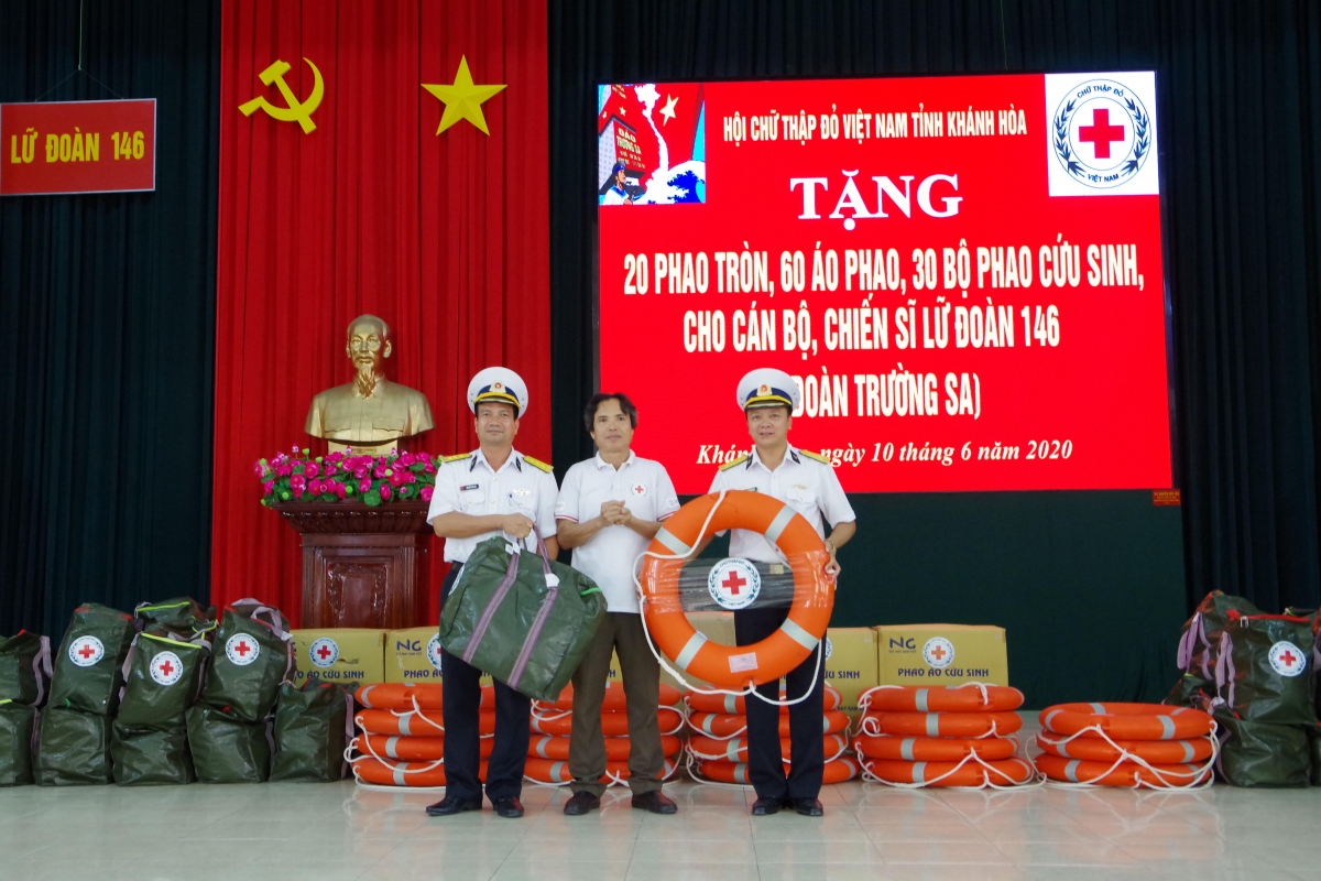 Hội Chữ thập đỏ tỉnh Khánh Hoà tặng áo phao cho quân dân Trường Sa