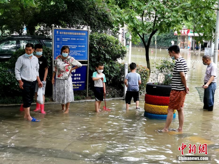 Ảnh: Đợt mưa lũ lịch sử, tàn phá nhiều khu vực ở Trung Quốc