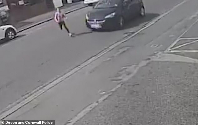 Video: Bé gái thoát chết thần kỳ sau khi bị ôtô đâm