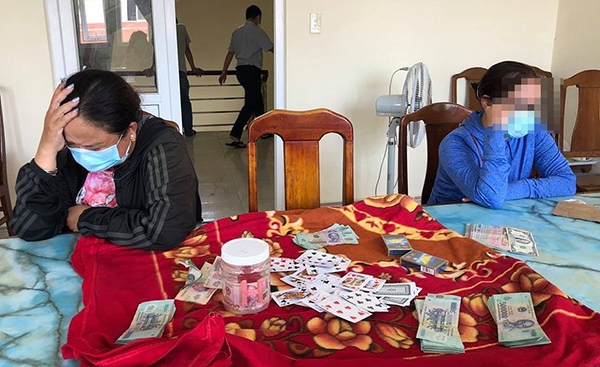 Bắt quả tang nhóm đối tượng tụ tập đánh bạc giữa mùa dịch ở Đà Nẵng