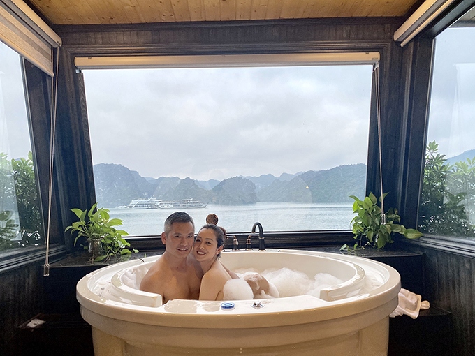 Chuyện showbiz:Jennifer Phạm và chồng doanh nhân tình tứ trong bồn tắm