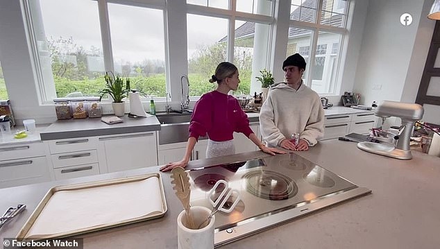 Justin Bieber và vợ xinh đẹp “khóa môi” khi đang trổ tài làm bánh tại nhà