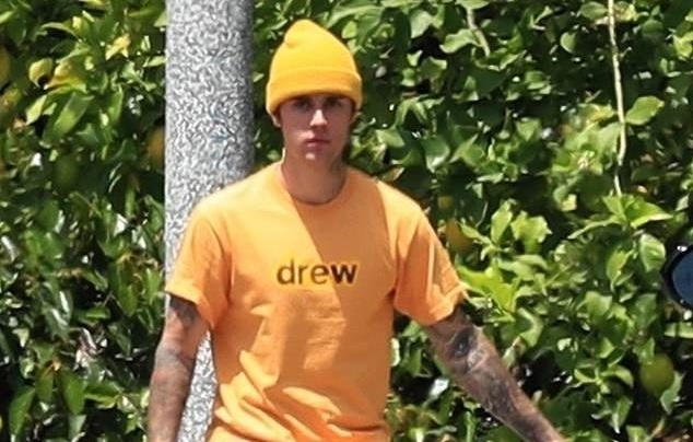 Justin Bieber gây chú ý khi đội mũ len, chơi bóng rổ trong ngày nắng nóng