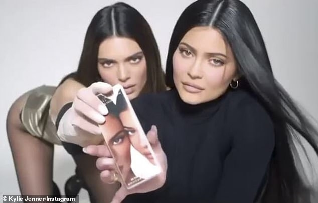 Kendall Jenner gợi cảm khi diện đầm xẻ sâu, để tóc xoăn cổ điển