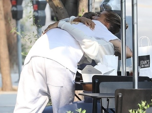 Vợ chồng Justin Bieber mặc đồ đồng điệu, ôm nhau tình cảm ngay tại nhà hàng