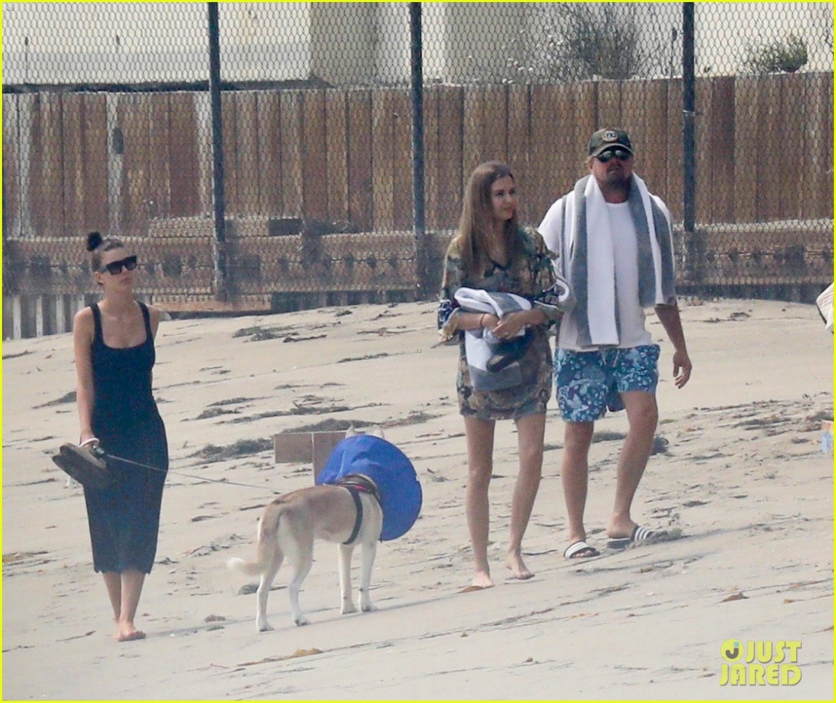 Leonardo DiCaprio và bạn gái xinh đẹp bình thản đi dạo dọc bờ biển