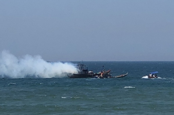Tàu cá bốc cháy khi đang neo đậu gần bờ ở Quảng Nam