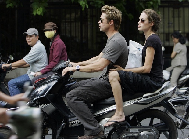 Ảnh Angelina Jolie - Brad Pitt đi xe máy ở TP.HCM 14 năm trước