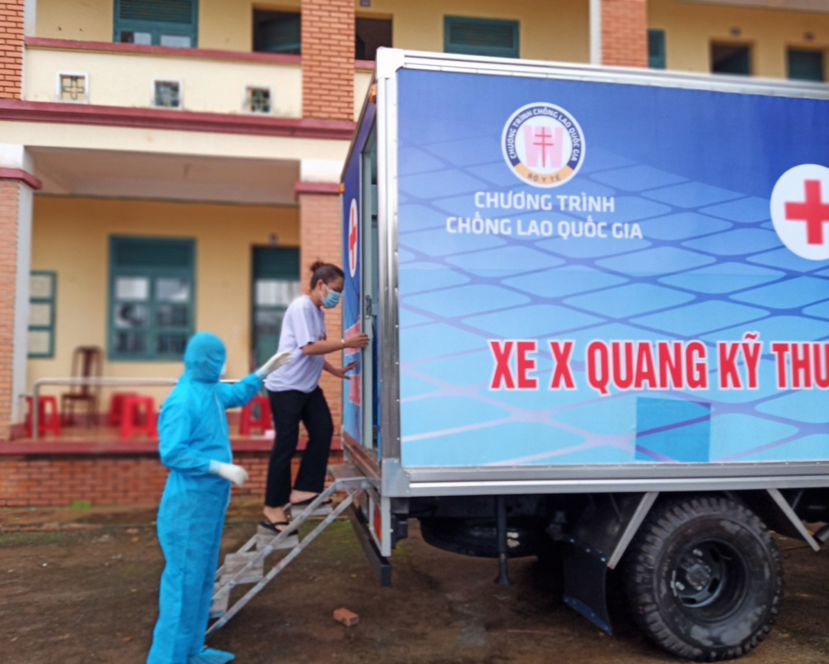 Điều xe chụp X-quang di động tới khu cách ly cứu chữa người bị tai nạn