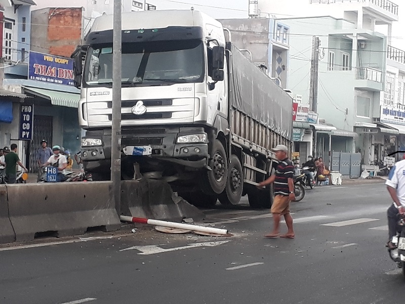 Xe tải leo dải phân cách, tông gãy cột biển báo