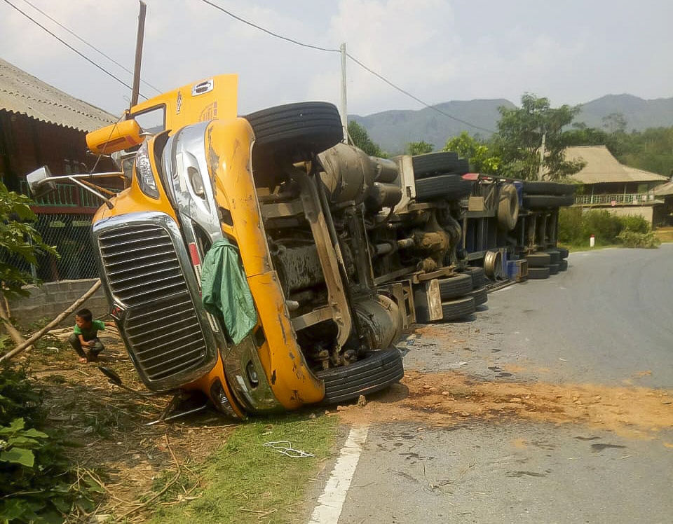 Lật xe đầu kéo container tại Điện Biên khiến tài xế bị thương