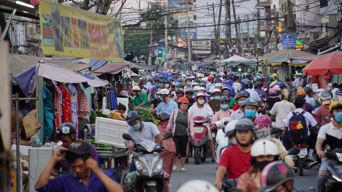 TPHCM: Nhịp sống trở lại bình thường, lòng đường vỉa hè lại bị lấn chiếm