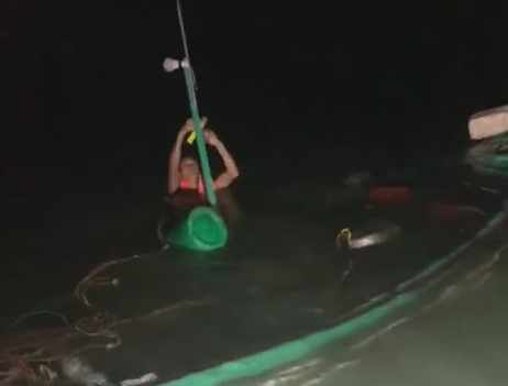 Dông lốc trong đêm, đánh chìm nhiều thuyền cá của ngư dân