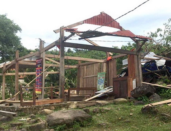 Lốc xoáy làm 2 người bị thương, nhiều nhà dân bị tốc mái ở Quảng Bình