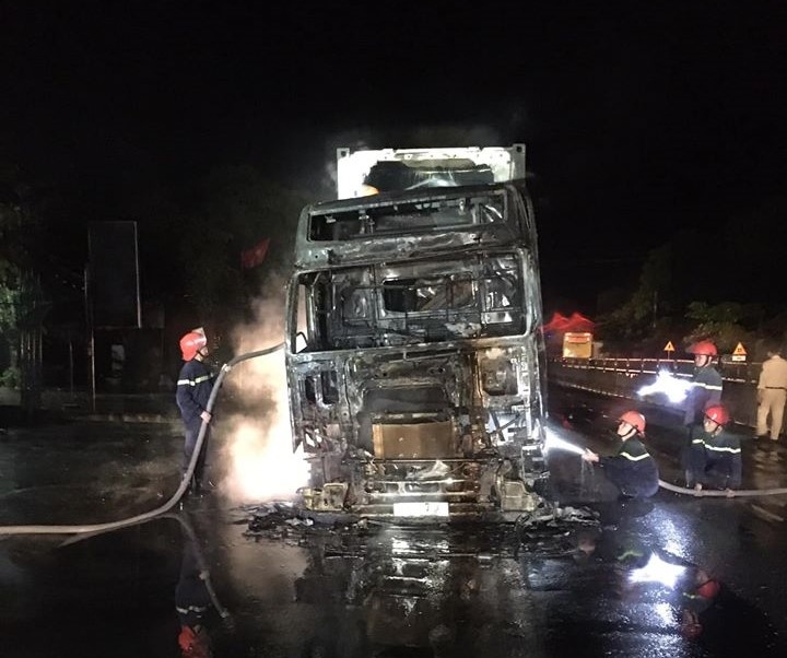 Xe đầu kéo bốc cháy dữ dội khi đang lưu thông trên quốc lộ 1A