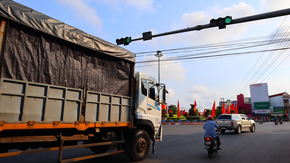 Hàng loạt xe biển số xanh ở Bình Phước vượt đèn đỏ