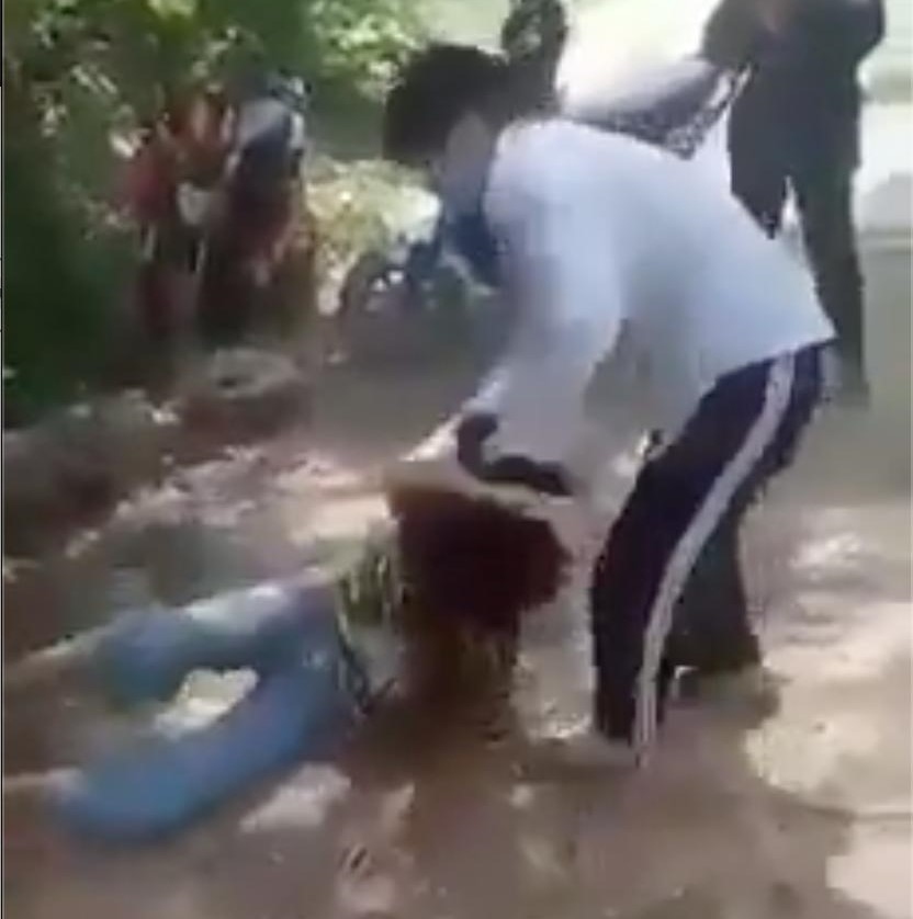 Xôn xao với clip một nữ sinh bị đánh đập trong rừng ở Nghệ An