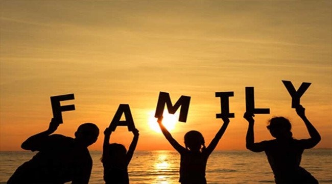 Hạnh phúc gia đình: Các thành viên trong gia đình cùng hướng về nhau