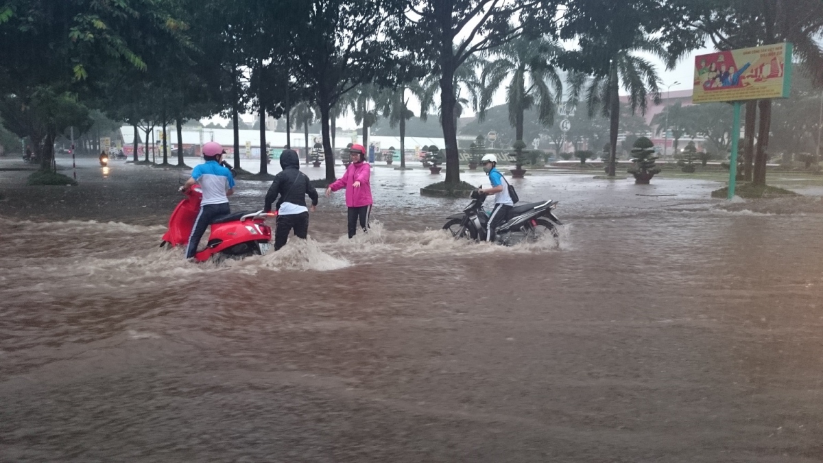 Hệ thống thoát nước quá tải, đường phố Buôn Ma Thuột mưa to là ngập