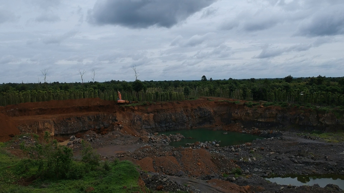 Công ty TNHH Minh Sáng ở Đắk Lắk ngang nhiên khai thác đá dù bị cấm