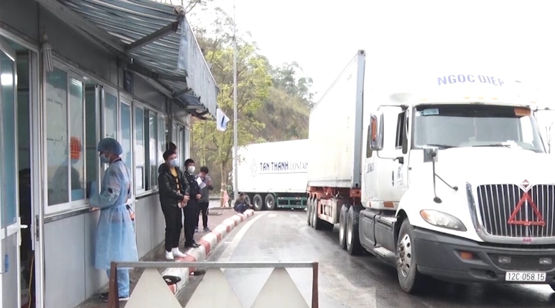 Tồn đọng 2.300 xe hàng nông sản nằm chờ xuất khẩu tại Lạng Sơn