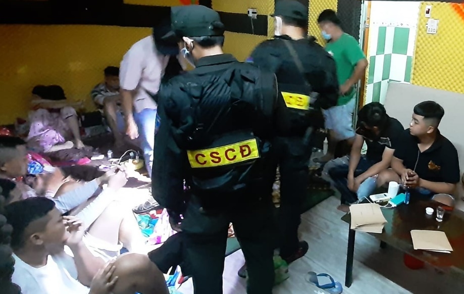 Tạm giữ 61 đối tượng thuê khách sạn, sử dụng ma túy tại Tiền Giang