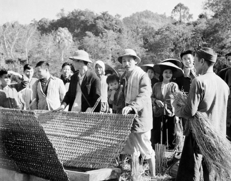 "Dân ta có đường to đi, có nhà khang trang là nhờ ơn Đảng, ơn Bác"