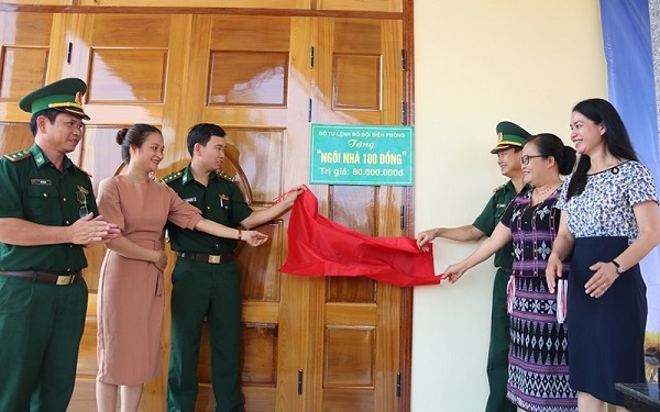 Bộ đội Biên phòng Thừa Thiên Huế tặng quà cho người dân các xã biên giới