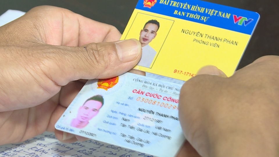 Xử lý nam thanh niên mang thẻ phóng viên “rởm” định qua mặt CSGT