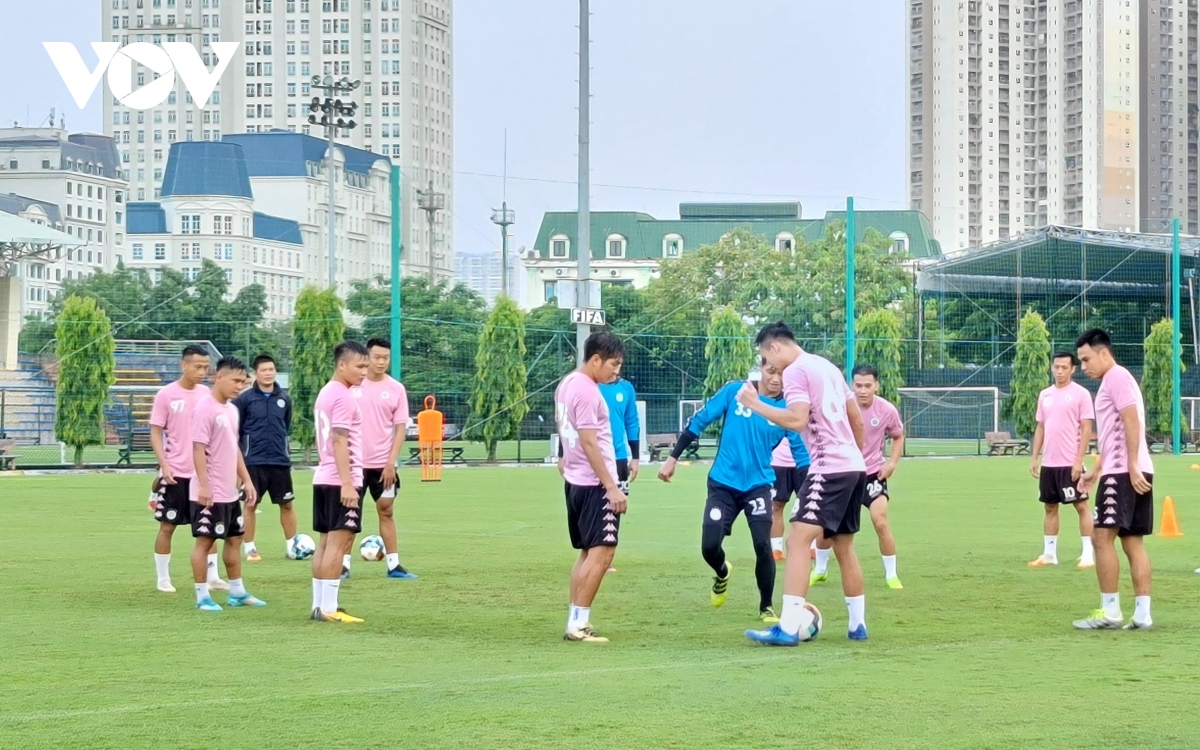 Hà Nội FC "đội mưa" tập luyện chuẩn bị quyết chiến với TPHCM