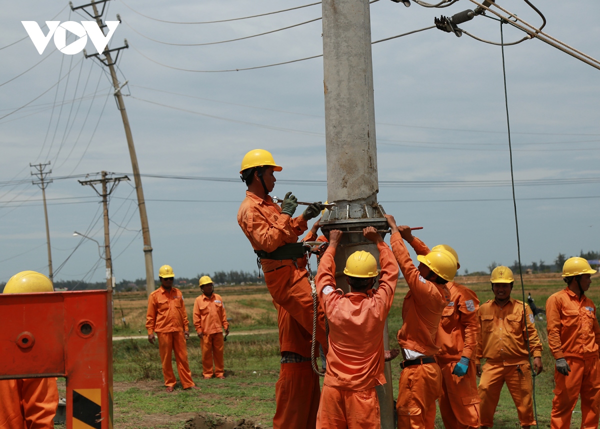 Dồn lực hỗ trợ Huế khắc phục sự cố điện sau bão số 5