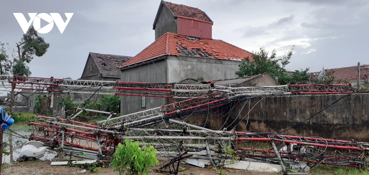 Lốc xoáy quật đổ cột viễn thông, cả trăm nhà dân bị hư hỏng