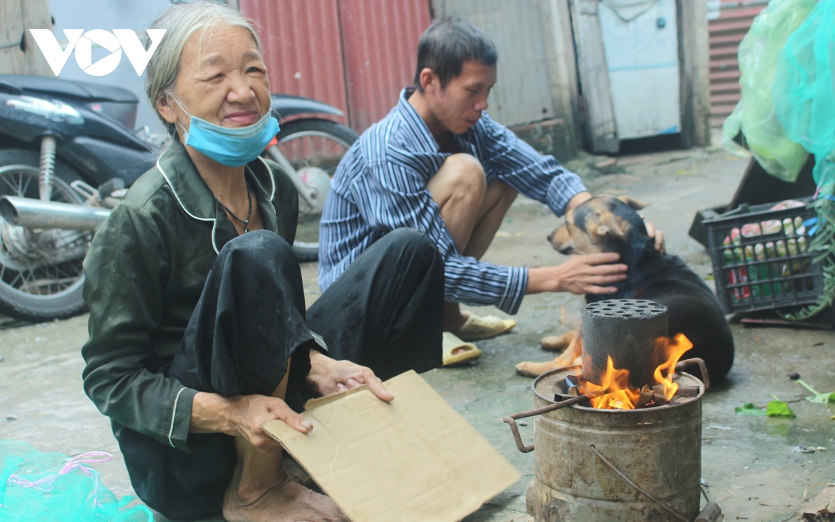 Những người già trong “khu ổ chuột” ở Hà Nội và gánh nặng mưu sinh