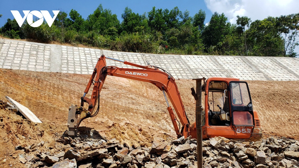 Chậm giải ngân vốn đầu tư công, nhiều dự án bị điều chuyển vốn