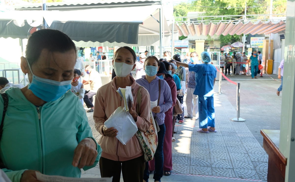 Rất đông người dân đến khám bệnh trong ngày Bệnh viện Đà Nẵng hoạt động trở lại