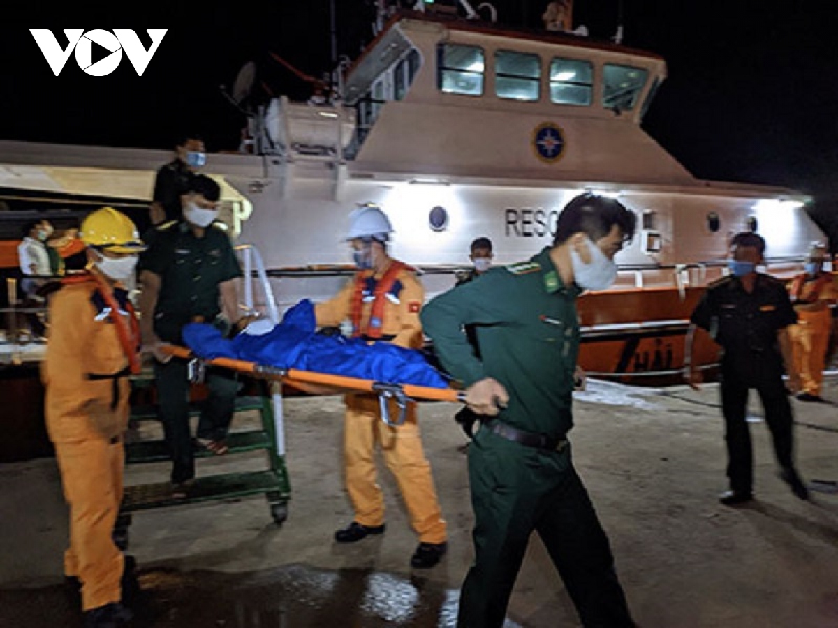 Tàu cá bị tàu hàng đâm chìm, hàng chục ngư dân gặp nạn ở Bình Thuận