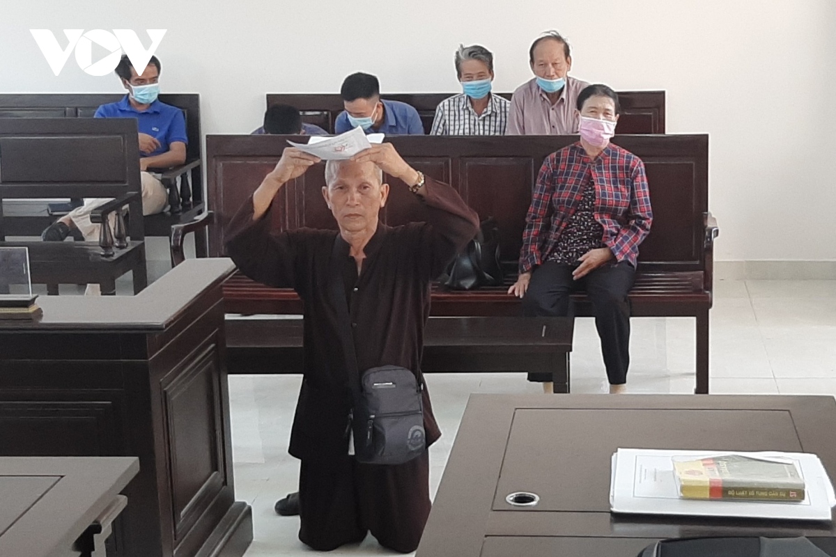 Cụ ông 79 tuổi quỳ gối, đội đơn xin được xử án ở tòa Đồng Nai