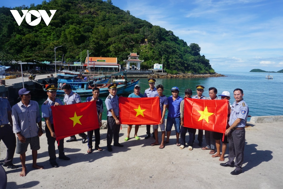 Chương trình “Một triệu lá cờ Tổ quốc cùng ngư dân bám biển tại Kiên Giang”