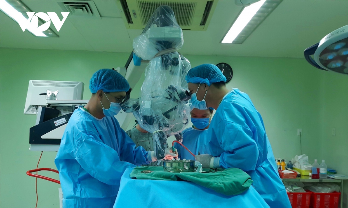 Phẫu thuật thành công cho bệnh nhân bị khối u màng não khổng lồ