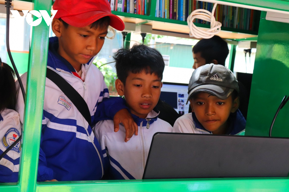 Xe Thư viện lưu động đưa “Ánh sáng tri thức” về buôn làng Đắk Lắk