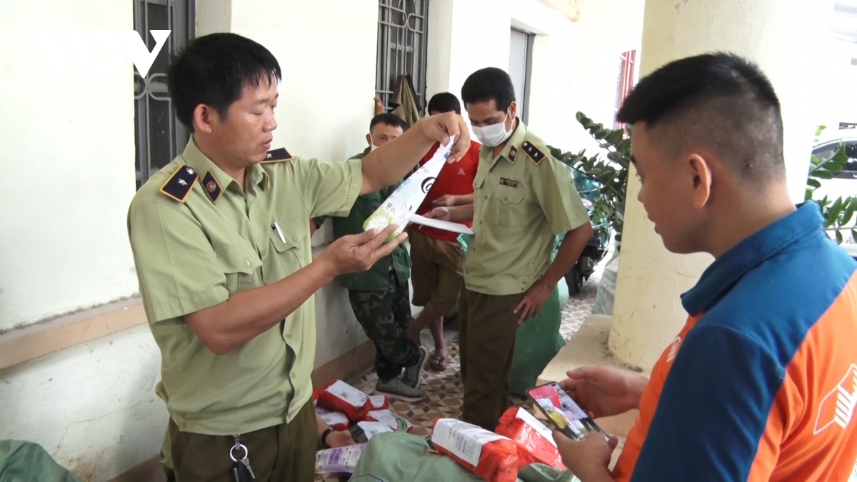 Bắt giữ số lượng hàng hóa có dấu hiệu nhập lậu ở Lạng Sơn