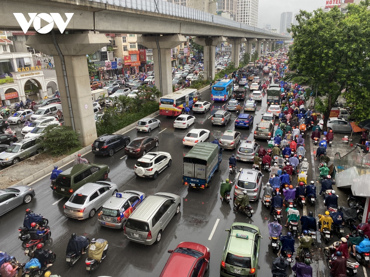 Mưa lớn đầu giờ đi làm buổi sáng, nhiều đường phố Hà Nội tắc nghẽn
