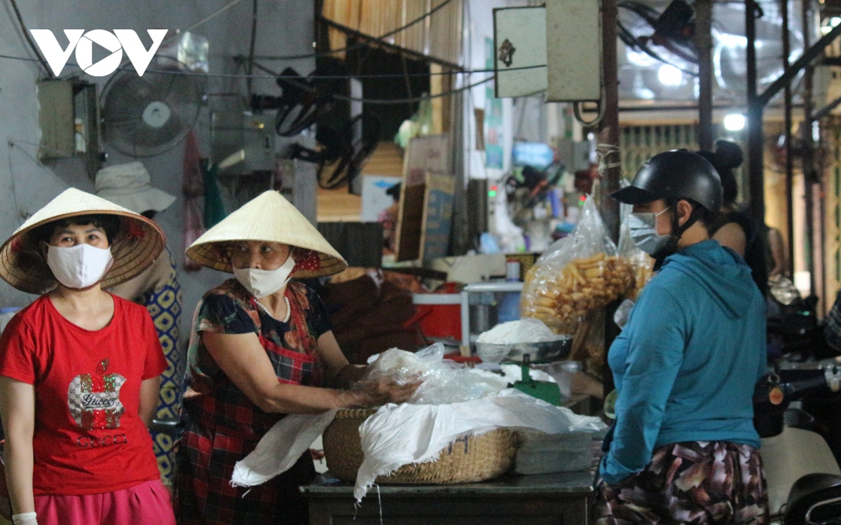 Ảnh: Người Hà Nội đeo khẩu trang đi chợ tuân thủ phòng chống Covid-19