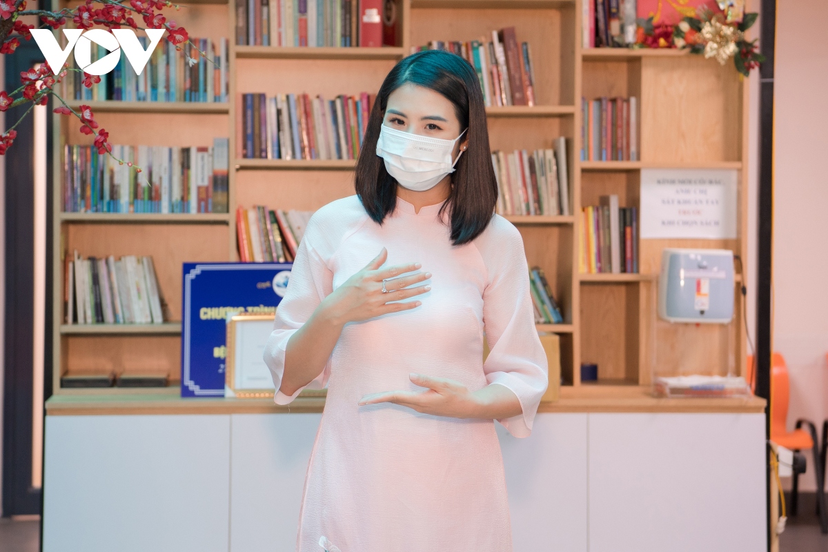 Hoa hậu Ngọc Hân trao tặng sách tại bệnh viện Lão khoa Trung ương
