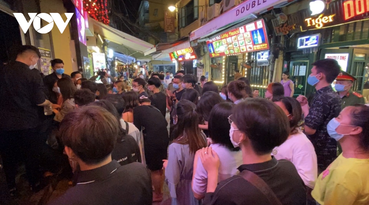 Hàng trăm thanh niên chen chúc xếp hàng vào bar trên phố Tạ Hiện, Hà Nội