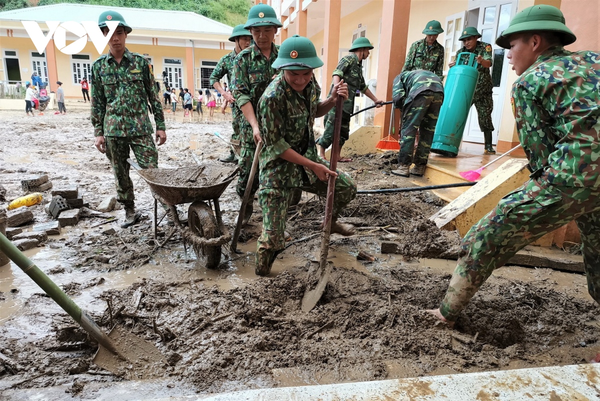 Biên phòng bám bản giúp người dân Tây Giang khắc phục hậu quả mưa lũ
