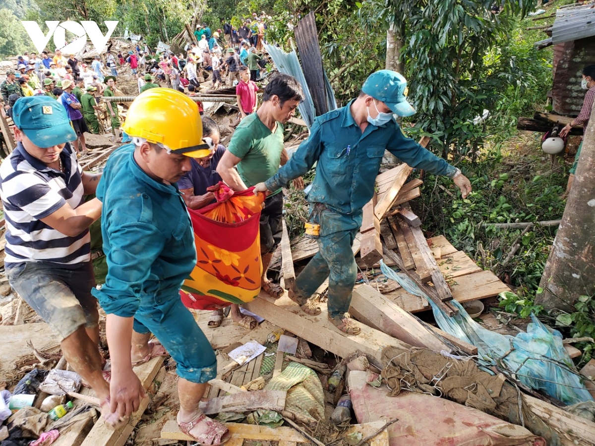 Ảnh: Hiện trường cứu hộ nạn nhân vụ sạt lở đất ở Trà Leng, Nam Trà My